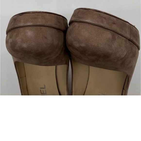 CHANEL Beige Suede Closed Toe Platform w/ Silver CC Logo Pump sz 38.5 - Picture 6 of 6